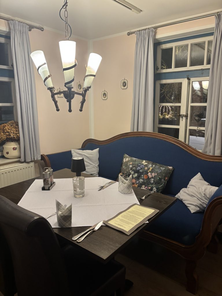 Oma´s Sofa mit Butzenfenstern